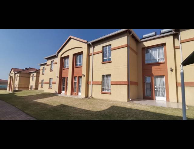 2 BEDROOM TOWNHOUSE FOR SALE IN ORMONDE